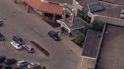 Police pursuit ends at River Oaks Shopping Center after suspects flee into mall